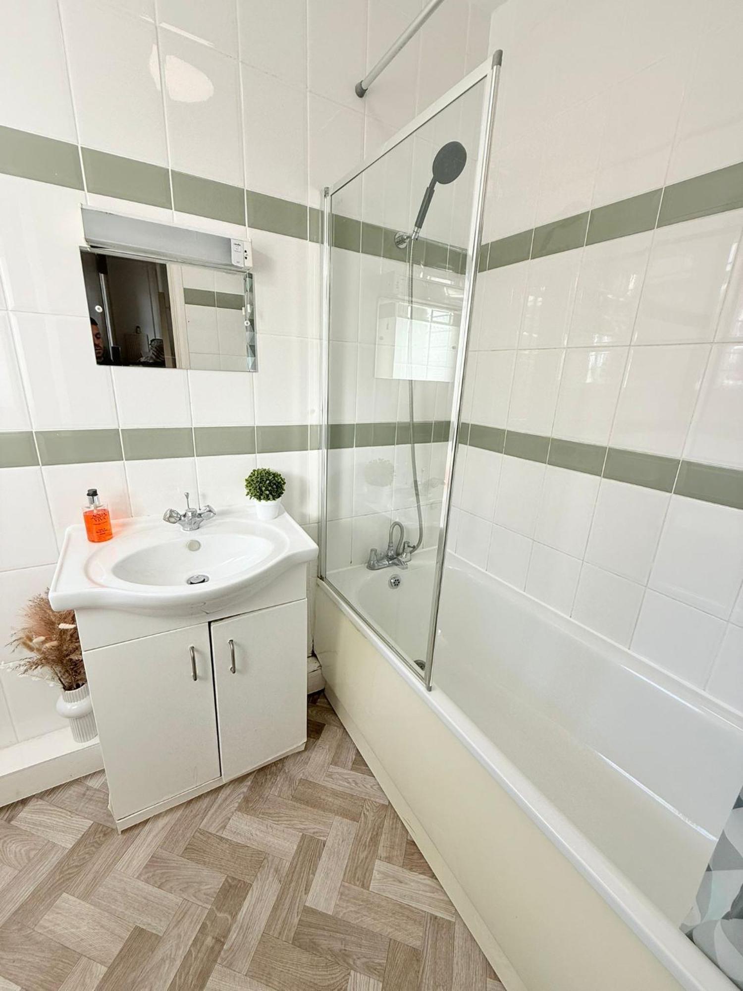 Cricklewood Broadway Guest Apartment *