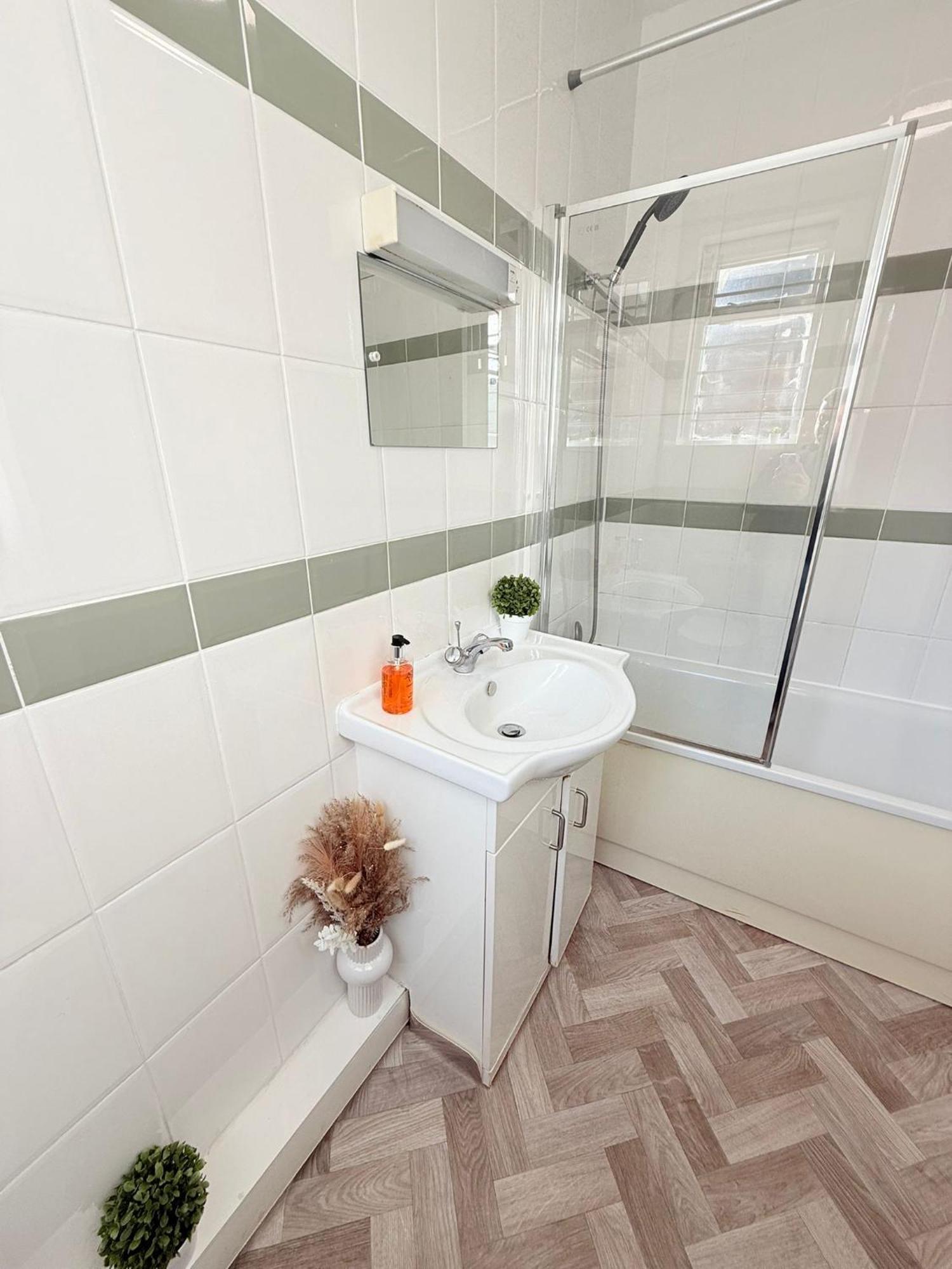 Cricklewood Broadway Guest *
