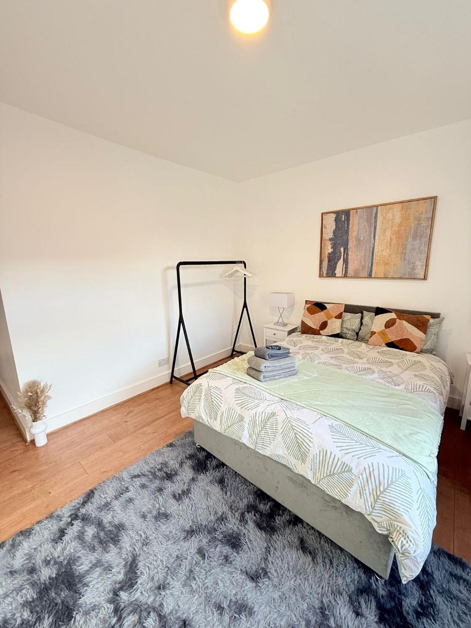 Cricklewood Broadway Guest * London